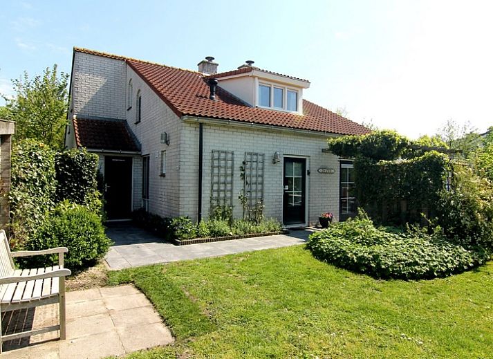 Vakantiehuis D 685 in De Cocksdorp, Texel, biedt een zonnige tuin en groene omgeving, ideaal voor een ontspannen verblijf op de Waddeneilanden.
