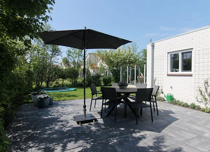 Vakantiehuis D 685 in De Cocksdorp, Texel, biedt een zonnige tuin en groene omgeving, ideaal voor een ontspannen verblijf op de Waddeneilanden.