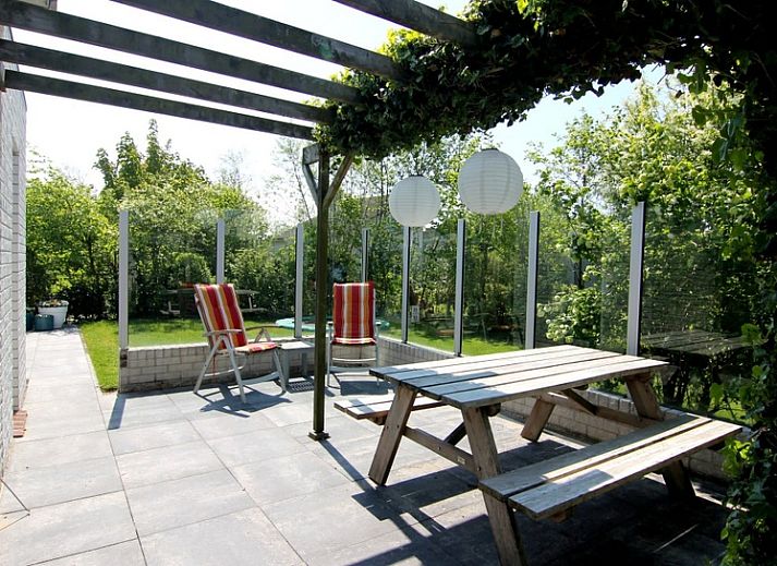 Vakantiehuis D 685 in De Cocksdorp, Texel biedt een serene buitenruimte met weelderige tuin en zonnig terras, ideaal voor ontspanning.