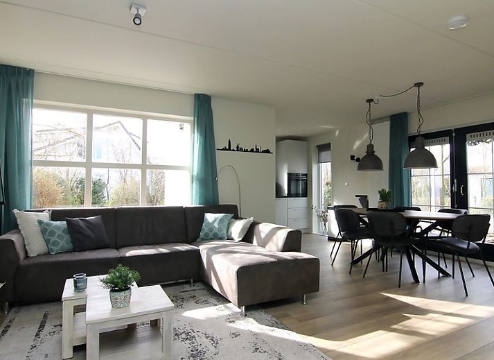 Vakantiehuis D 685 in De Cocksdorp, Texel biedt een serene buitenruimte met weelderige tuin en zonnig terras, ideaal voor ontspanning.