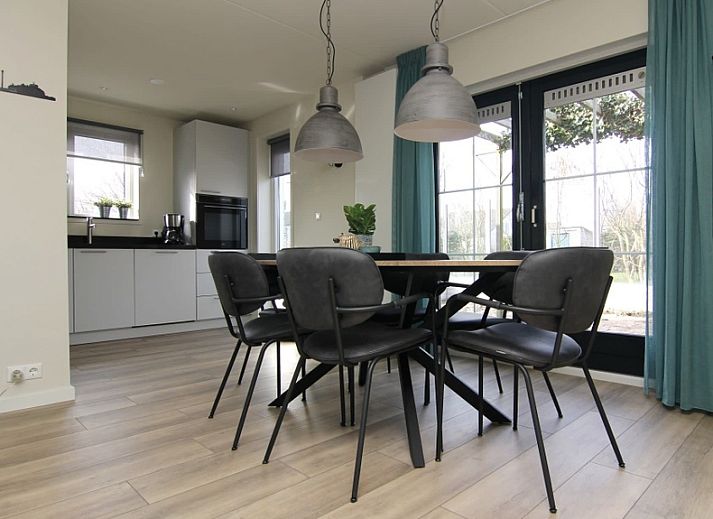 Vakantiehuis D 685 in De Cocksdorp, Texel biedt een serene buitenruimte met weelderige tuin en zonnig terras, ideaal voor ontspanning.