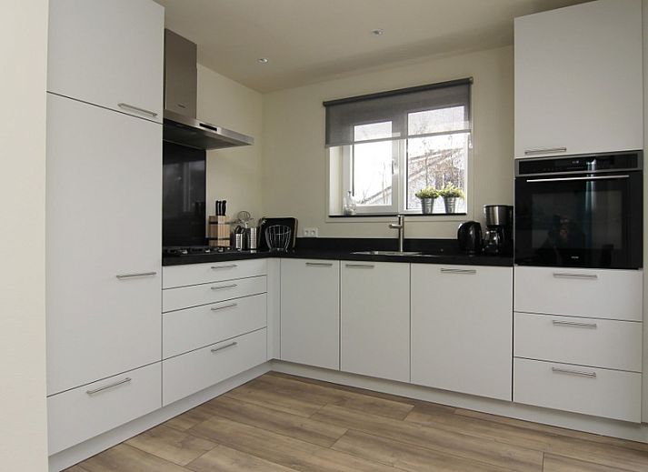 Vakantiehuis D 685 in De Cocksdorp, Texel biedt een serene buitenruimte met weelderige tuin en zonnig terras, ideaal voor ontspanning.