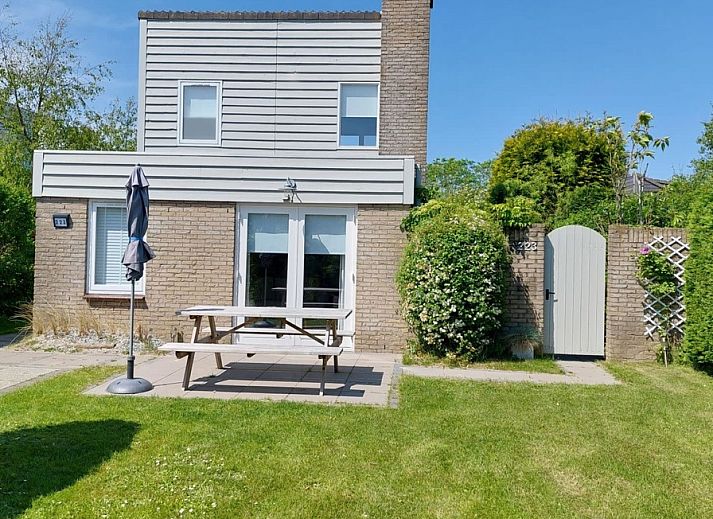 Vakantiehuis B 223 in De Cocksdorp, Texel, met zonnig terras en groene tuin, ideaal voor een ontspannen verblijf op de Waddeneilanden.