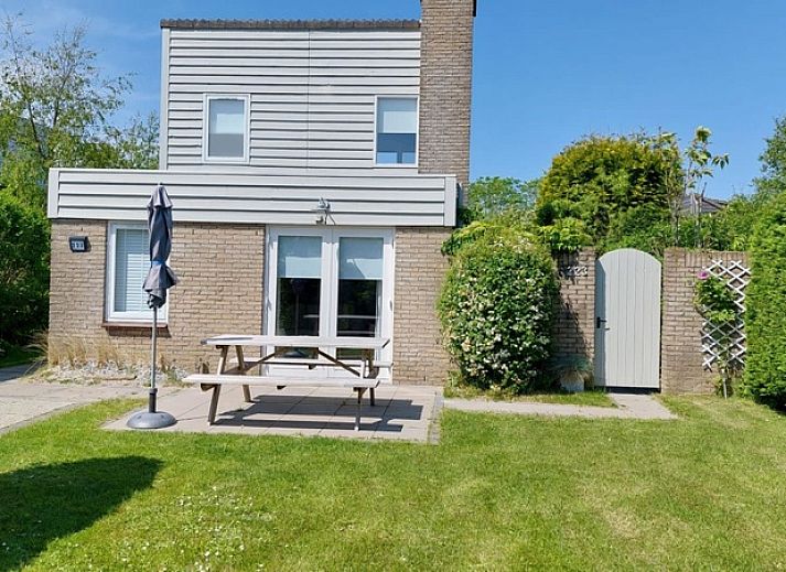 Vakantiehuis B 223 in De Cocksdorp, Texel, met zonnig terras en groene tuin, ideaal voor een ontspannen verblijf op de Waddeneilanden.