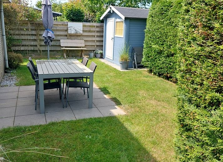 Vakantiehuis B 223 in De Cocksdorp, Texel, met zonnig terras en groene tuin, ideaal voor een ontspannen verblijf op de Waddeneilanden.
