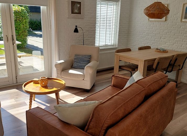 Vakantiehuis B 223 in De Cocksdorp, Texel, met zonnig terras en groene tuin, ideaal voor ontspannen verblijf op de Waddeneilanden.