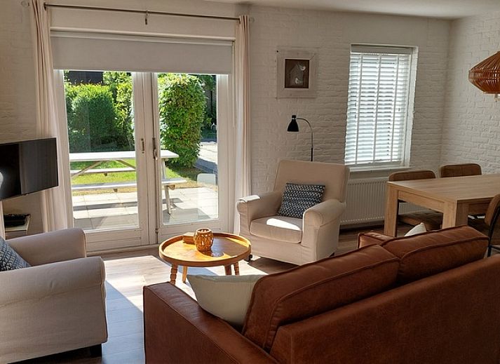 Vakantiehuis B 223 in De Cocksdorp, Texel, met zonnig terras en groene tuin, ideaal voor ontspannen verblijf op de Waddeneilanden.