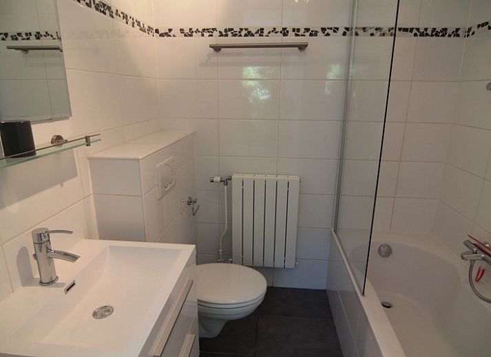 Ontspannen terras bij Vakantiehuis B 223 in De Cocksdorp, Texel. Geniet van de rust en groene omgeving op het Waddeneiland.