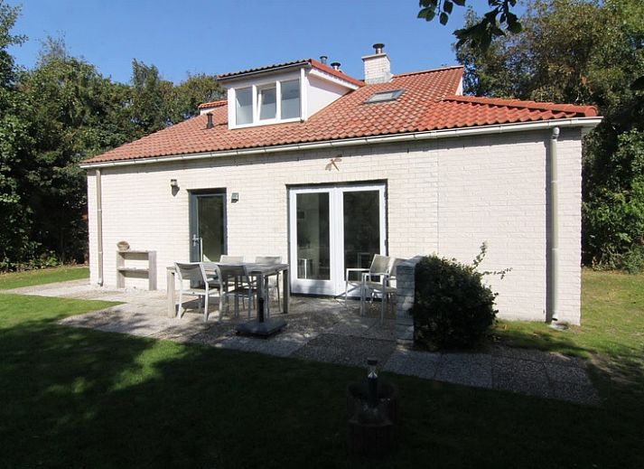 Vakantiehuis D 603 in De Cocksdorp, Texel, biedt een serene buitenruimte met groene tuin en charmante gevel, perfect voor ontspanning.
