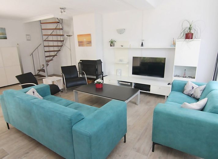 Vakantiehuis D 603 in De Cocksdorp, Texel, biedt een serene buitenruimte met groene tuin en charmante gevel, perfect voor ontspanning.