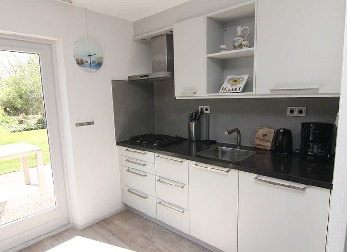 Vakantiehuis D 603 in De Cocksdorp, Texel, biedt een serene buitenruimte omgeven door groene natuur op de Waddeneilanden.