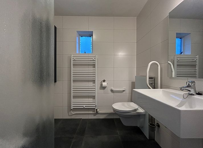 Vakantiehuis D 603 in De Cocksdorp, Texel, biedt een serene buitenruimte omgeven door groene natuur op de Waddeneilanden.