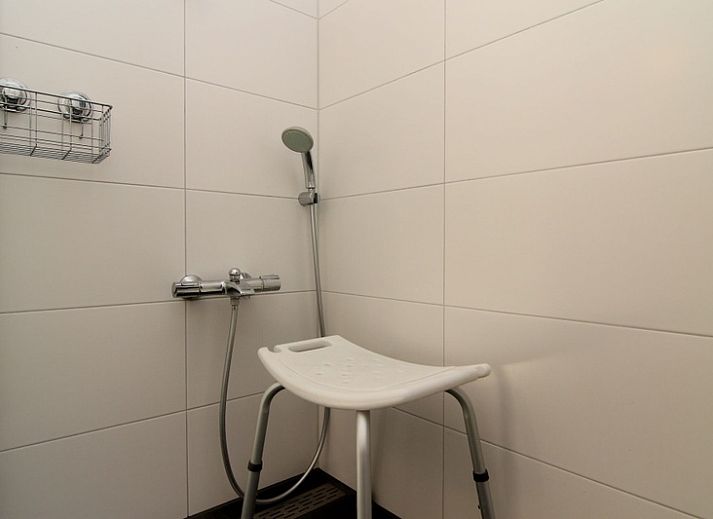 Vakantiehuis D 603 in De Cocksdorp, Texel, biedt een serene buitenruimte omgeven door groene natuur op de Waddeneilanden.