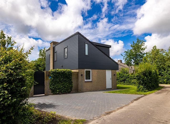 Vakantiehuis A 109 in De Cocksdorp, Texel, biedt een moderne uitstraling met een prachtig uitzicht op de natuurlijke omgeving van de Waddeneilanden.