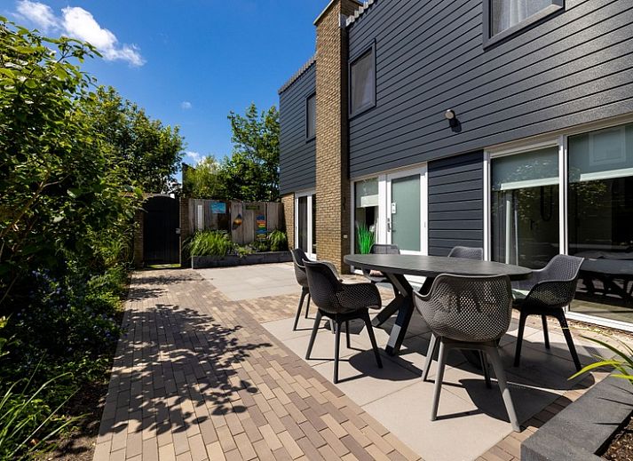 Vakantiehuis A 109 in De Cocksdorp, Texel, biedt een moderne uitstraling met een prachtig uitzicht op de natuurlijke omgeving van de Waddeneilanden.