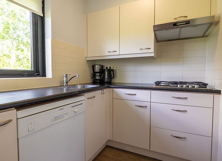 Vakantiehuis A 109 in De Cocksdorp, Texel, omgeven door groene natuur en blauwe lucht, ideaal voor een ontspannen verblijf op de Waddeneilanden.