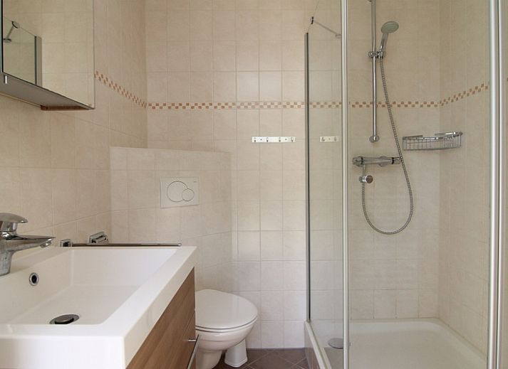 Vakantiehuis A 109 in De Cocksdorp, Texel, omgeven door groene natuur en blauwe lucht, ideaal voor een ontspannen verblijf op de Waddeneilanden.