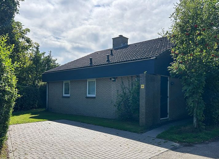 Vakantiehuis A 343 in De Cocksdorp, Texel biedt een rustige verblijfservaring met een groene omgeving en charmante buitenruimte.