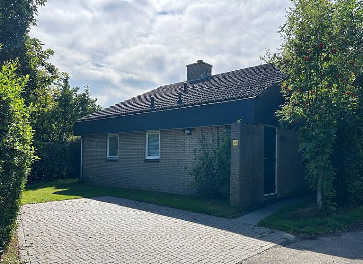 Vakantiehuis A 343 in De Cocksdorp, Texel biedt een rustige verblijfservaring met een groene omgeving en charmante buitenruimte.