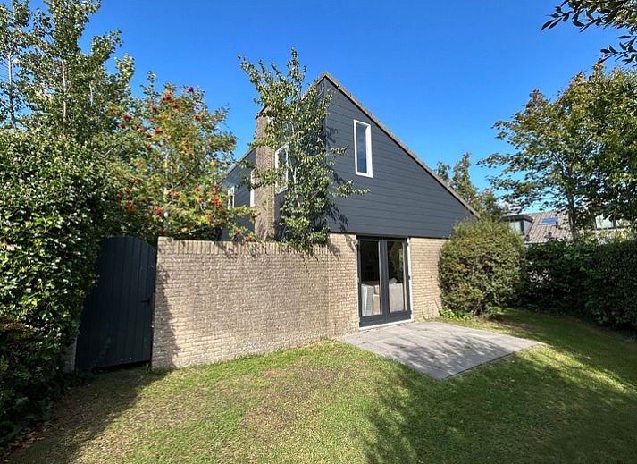 Vakantiehuis A 343 in De Cocksdorp, Texel biedt een rustige verblijfservaring met een groene omgeving en charmante buitenruimte.