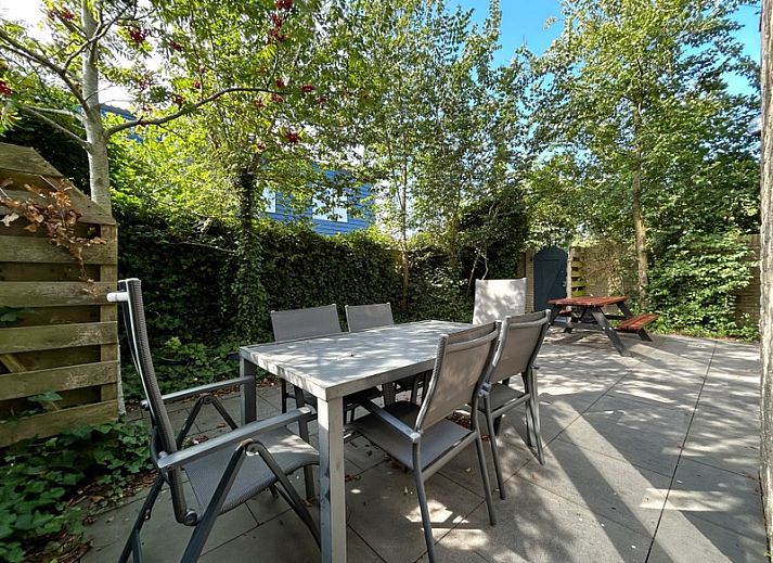 Vakantiehuis A 343 in De Cocksdorp, Texel biedt een rustige verblijfservaring met een groene omgeving en charmante buitenruimte.