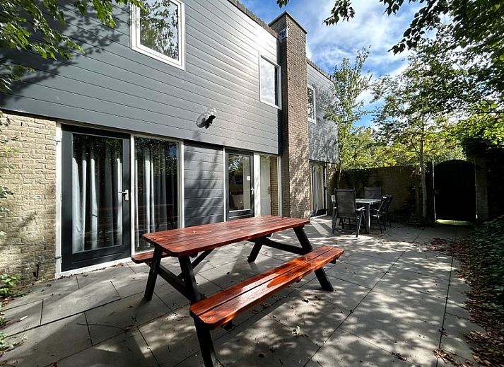 Vakantiehuis A 343 in De Cocksdorp, Texel biedt een rustige verblijfservaring met een groene omgeving en charmante buitenruimte.