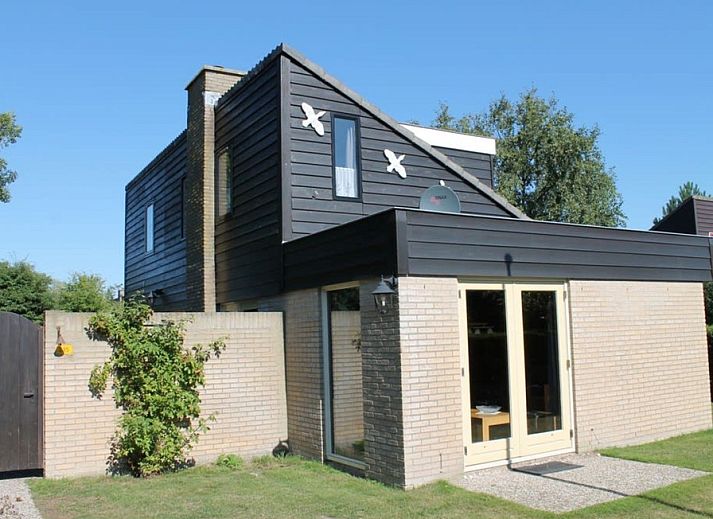Vakantiehuis A 245 in De Cocksdorp, Texel, biedt een moderne buitenkant met een ruime tuin, ideaal voor een ontspannen verblijf op de Waddeneilanden.