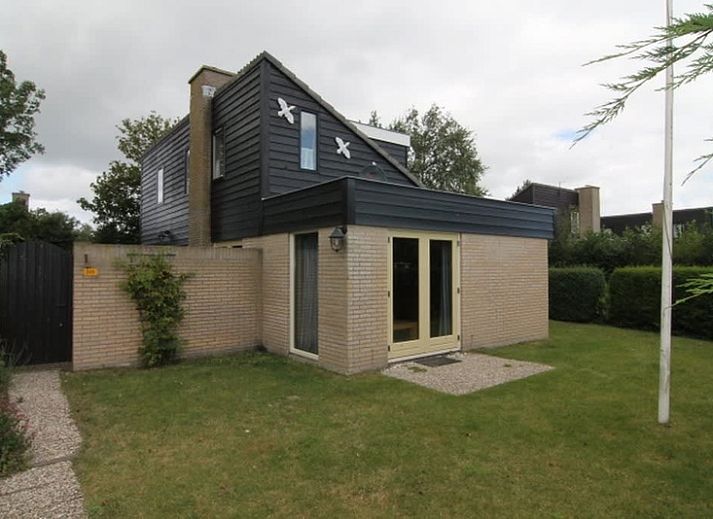 Vakantiehuis A 245 in De Cocksdorp, Texel, biedt een moderne buitenkant met een ruime tuin, ideaal voor een ontspannen verblijf op de Waddeneilanden.
