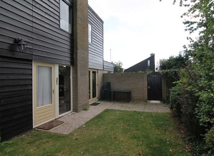 Vakantiehuis A 245 in De Cocksdorp, Texel, biedt een moderne buitenkant met een ruime tuin, ideaal voor een ontspannen verblijf op de Waddeneilanden.