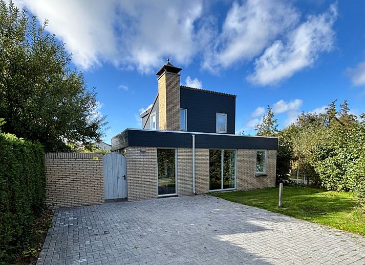 Das Ferienhaus A 381 in De Cocksdorp, Texel, bietet eine ruhige Unterkunft mit einem grossen Garten und moderner Architektur auf den Watteninseln.
