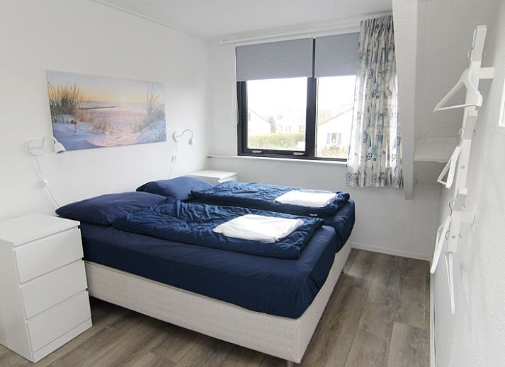 Das Ferienhaus A 381 in De Cocksdorp, Texel, bietet ein modernes Aeusseres mit einer geraeumigen Auffahrt und einer gruenen Umgebung auf den Watteninseln.