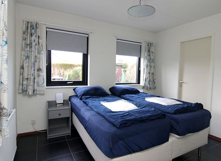 Das Ferienhaus A 381 in De Cocksdorp, Texel, bietet ein modernes Aeusseres mit einer geraeumigen Auffahrt und einer gruenen Umgebung auf den Watteninseln.