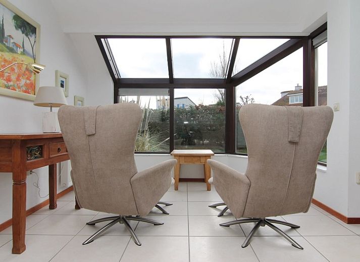 Vakantiehuis D 493 in De Cocksdorp, Texel met ruime oprit en groene haag, perfect voor een ontspannen verblijf op de Waddeneilanden.