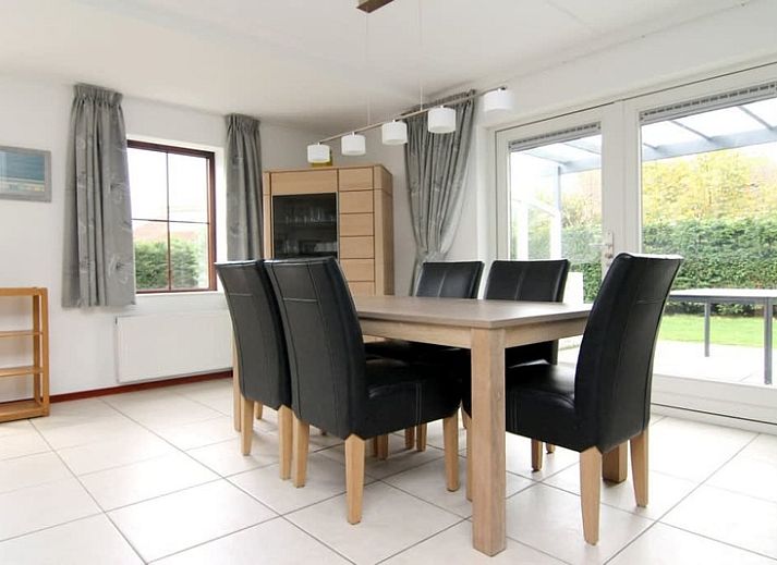 Vakantiehuis D 493 in De Cocksdorp, Texel met ruime oprit en groene haag, perfect voor een ontspannen verblijf op de Waddeneilanden.