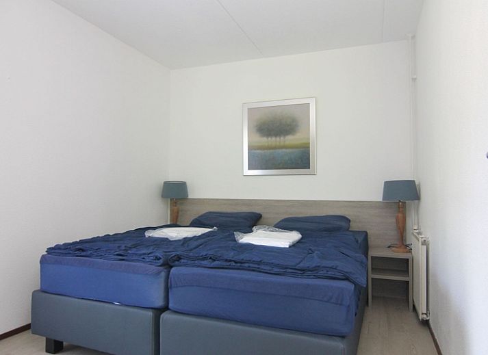 Vakantiehuis D 493 in De Cocksdorp, Texel met ruime oprit en groene haag, perfect voor een ontspannen verblijf op de Waddeneilanden.