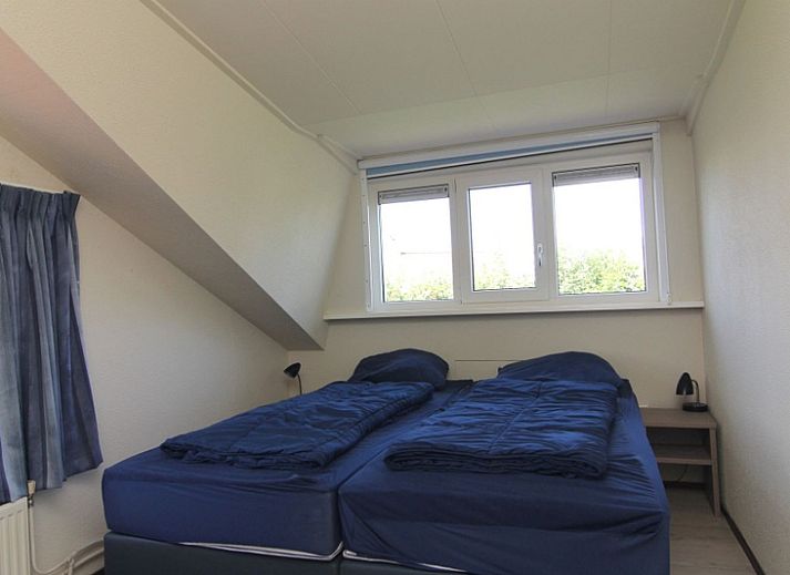 Vakantiehuis D 493 in De Cocksdorp, Texel biedt een charmant terras en zonnige tuin voor een ontspannen verblijf op de Waddeneilanden.