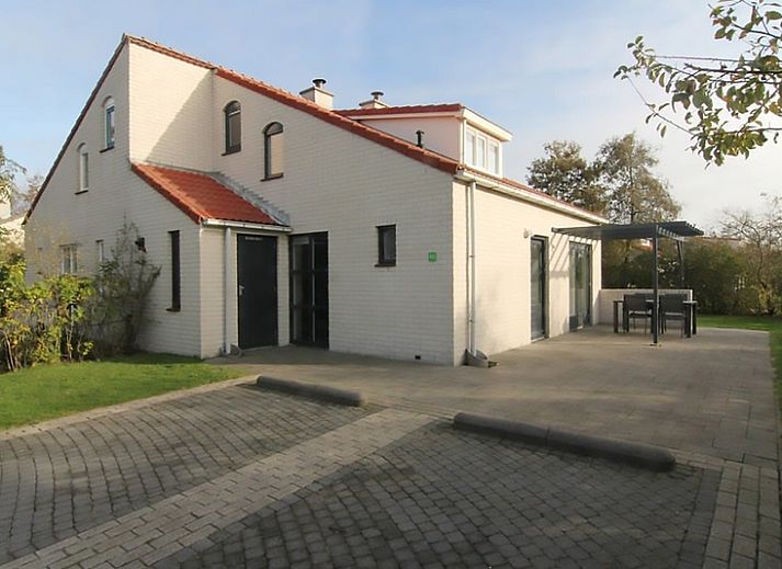 Vakantiehuis D 615 in De Cocksdorp, Texel, biedt een ruime buitenruimte met terras, ideaal voor ontspanning op de Waddeneilanden.