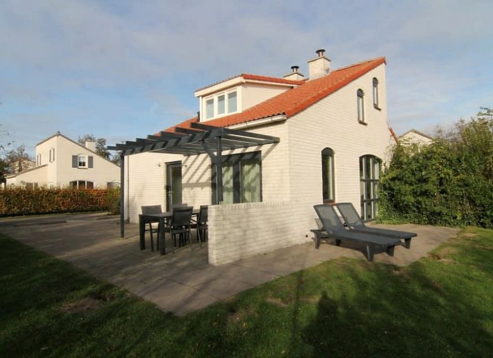 Vakantiehuis D 615 in De Cocksdorp, Texel, biedt een ruime buitenruimte met terras, ideaal voor ontspanning op de Waddeneilanden.