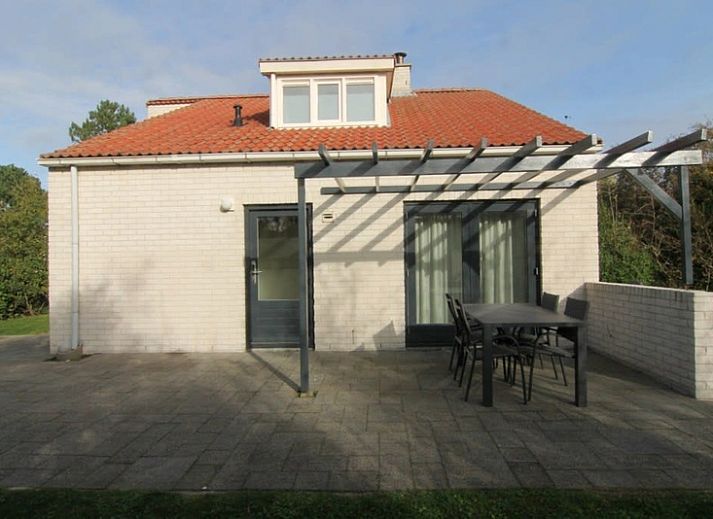 Vakantiehuis D 615 in De Cocksdorp, Texel, biedt een ruime buitenruimte met terras, ideaal voor ontspanning op de Waddeneilanden.