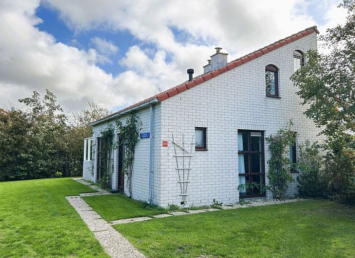 Vakantiehuis D 429 in De Cocksdorp, Texel, omgeven door groene natuur en rustieke charme op de Waddeneilanden.