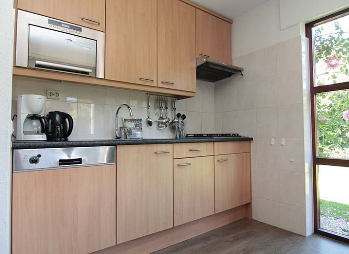 Vakantiehuis D 429 in De Cocksdorp, Texel, omgeven door groene natuur en rustieke architectuur, ideaal voor een ontspannen verblijf op de Waddeneilanden.