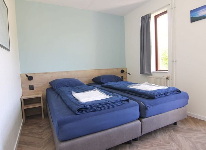 Vakantiehuis D 429 in De Cocksdorp, Texel, omgeven door groene natuur en rustieke architectuur, ideaal voor een ontspannen verblijf op de Waddeneilanden.