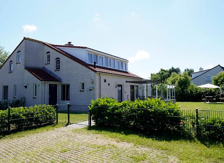 Vacation home D 669 in De Cocksdorp, Texel offers a spacious garden and modern architecture for a relaxing stay on the Wadden Islands.