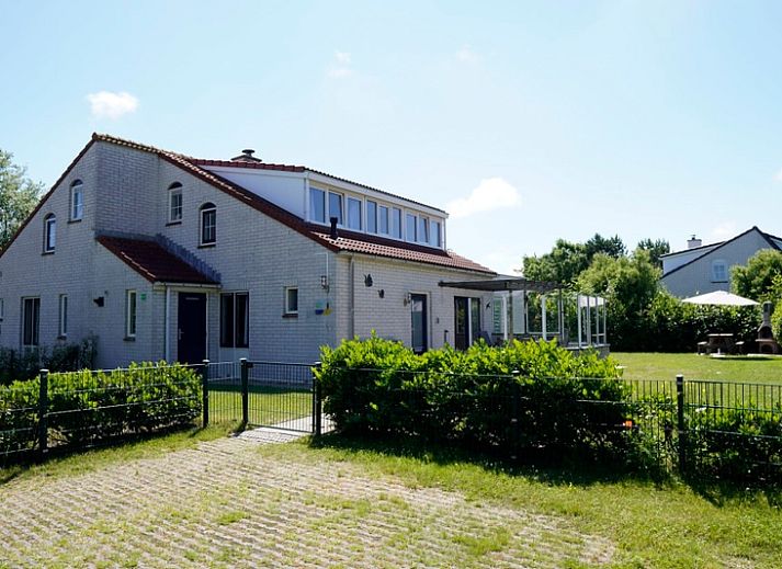 Vacation home D 669 in De Cocksdorp, Texel offers a spacious garden and modern architecture for a relaxing stay on the Wadden Islands.