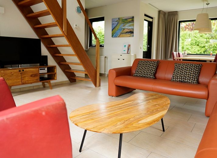 Vakantiehuis C 067 in De Cocksdorp, Texel biedt een charmante buitenkant omgeven door groen, ideaal voor een ontspannen verblijf op de Waddeneilanden.