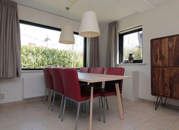 Vakantiehuis C 067 in De Cocksdorp, Texel biedt een uitnodigende voorgevel met moderne architectuur en omringende natuur.