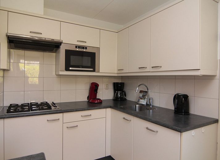 Vakantiehuis C 067 in De Cocksdorp, Texel biedt een uitnodigende voorgevel met moderne architectuur en omringende natuur.