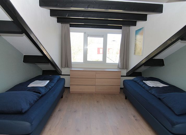 Vakantiehuis C 067 in De Cocksdorp, Texel biedt een uitnodigend terras met moderne zitplaatsen, ideaal voor ontspanning in de natuur.