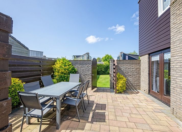 Vacation home A 309 in De Cocksdorp, Texel, offers a charming exterior with green garden and modern architecture on the Wadden Islands.