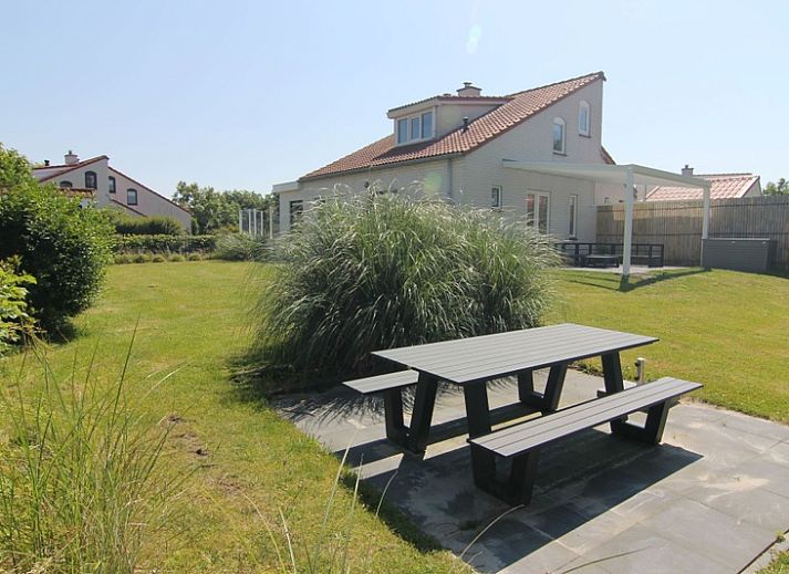 Vakantiehuis D 477 in De Cocksdorp, Texel met ruime veranda en omringd door groene natuur op de Waddeneilanden.